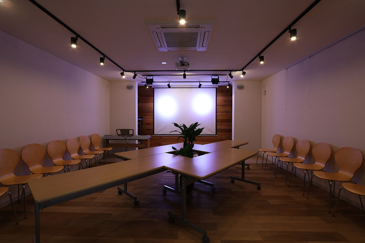 多目的スペースと事務所を上手にまとめた エコ