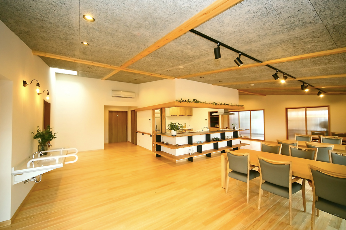 デイサービスのイメージを一新!自然素材に包まれた快適コミュニティ空間 富士市・アダモディサービスセンター