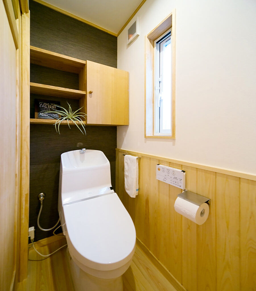 静岡市｜窓の位置を変え収納スペースをプラス　狭いトイレがゆったり空間に