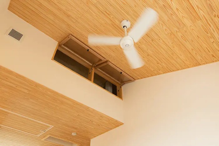 小屋裏のエアコンと天井ファン