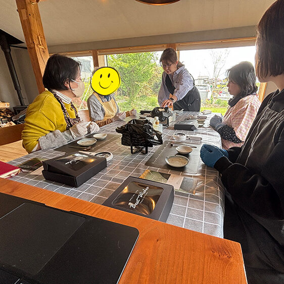 壊れた部分は隠さず美しさに、むしろ前より味わい深く。唯一無二の表情を楽しむ「金継ぎ講座✨」ルポ