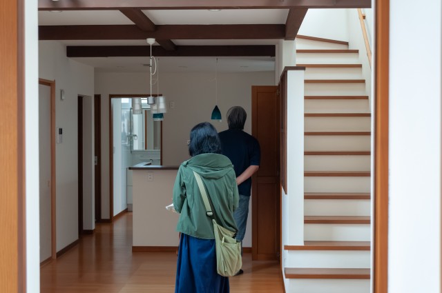 富士市の戸建て住宅を見学する移住ツアー参加者
