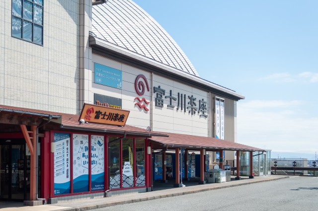 富士市の道の駅富士川楽座と観覧車