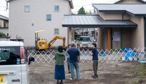 富士市増川で地元住民から暮らしについて話を聞く移住ツアー参加者