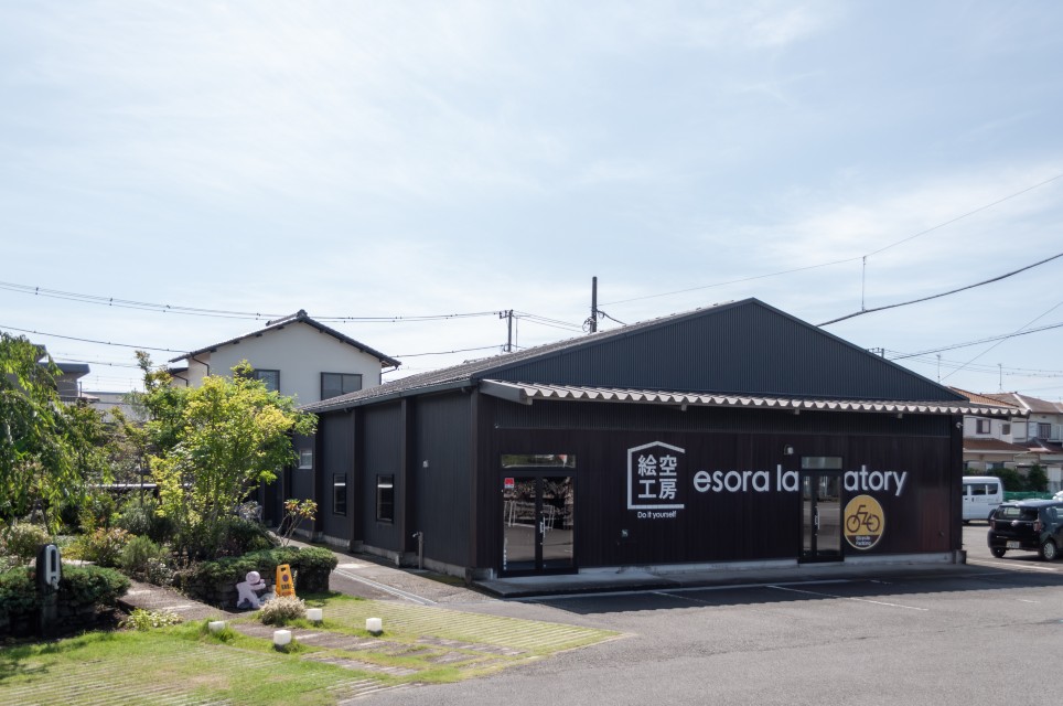 絵空工房の黒い外観と入口