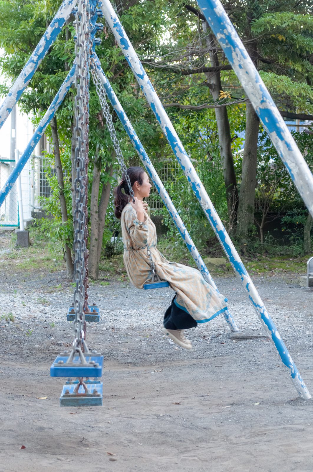 神社のブランコで、ひと休み