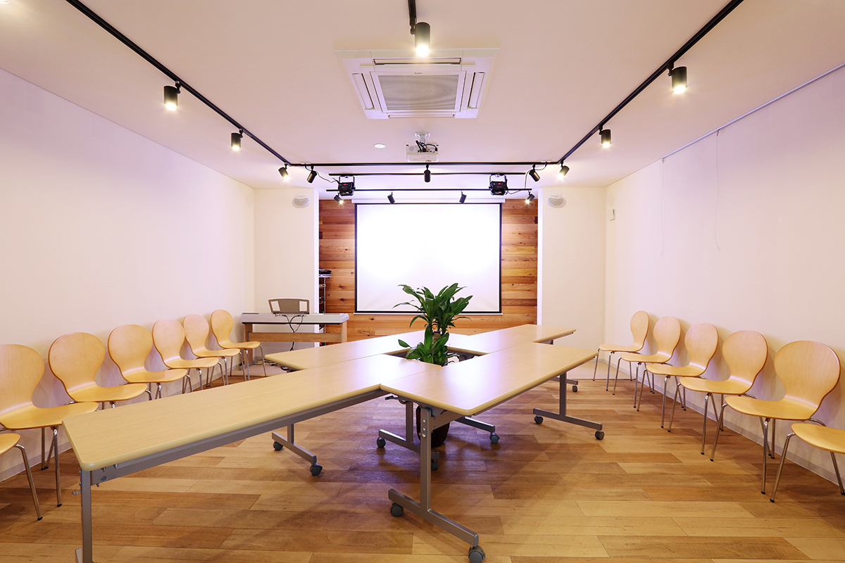 多目的スペースと事務所を上手にまとめた