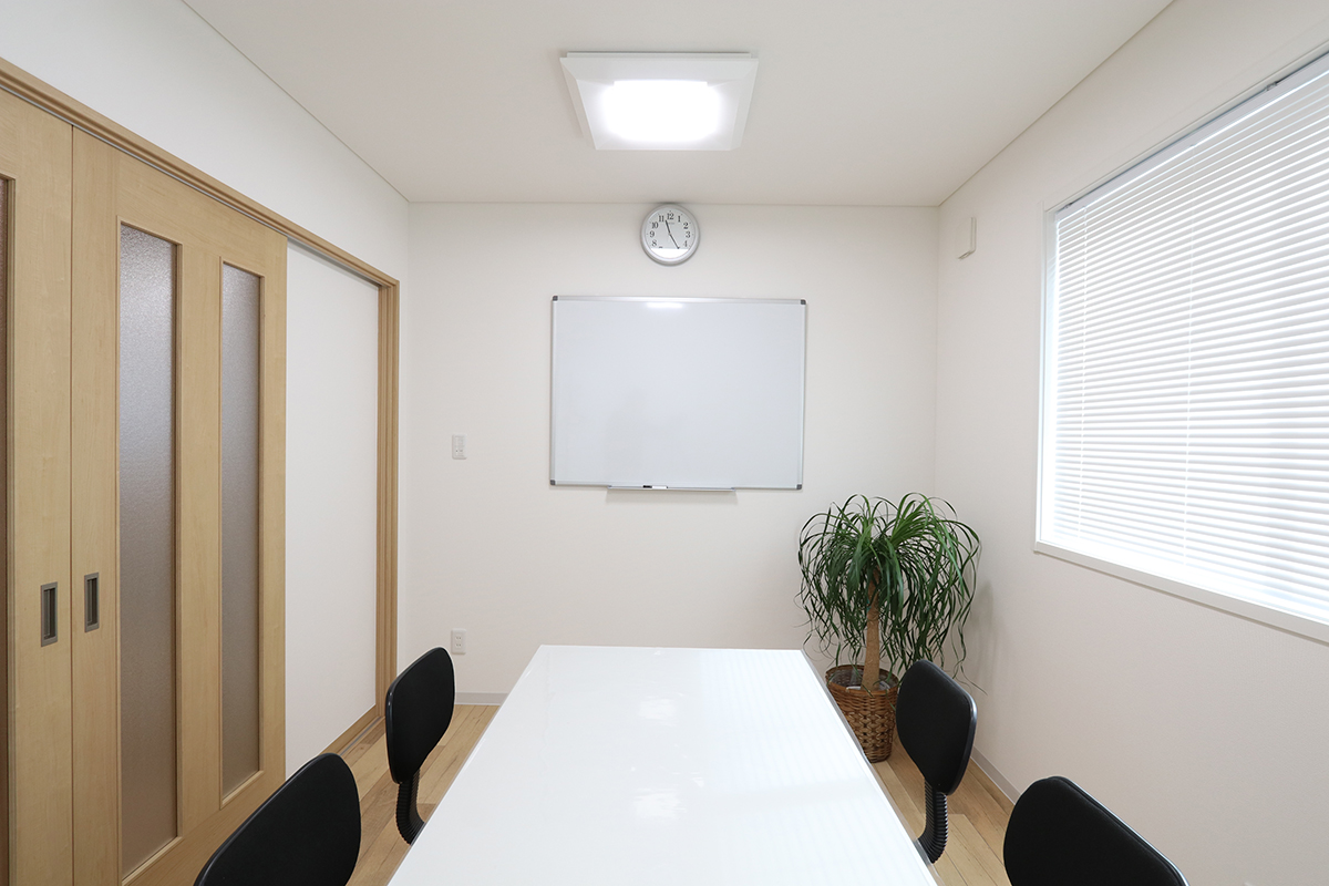 多目的スペースと事務所を上手にまとめた